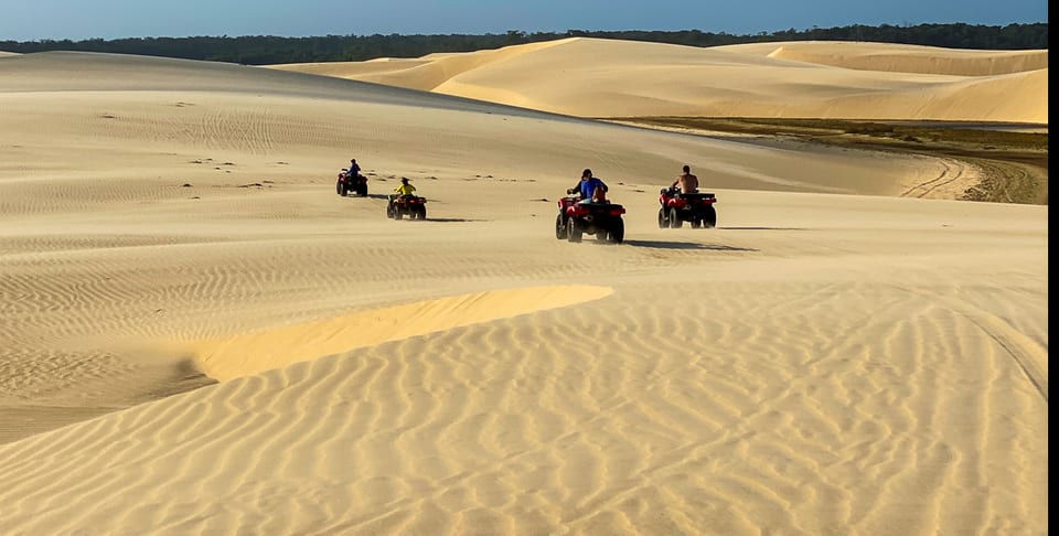Grupo em passeio de quadriciclo pelas dunas dos Pequenos Lençóis