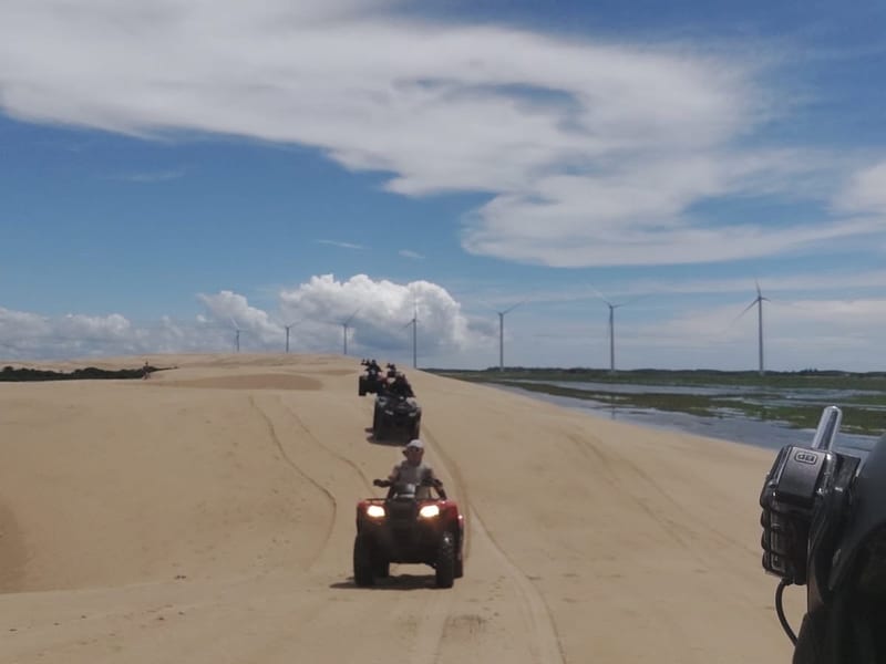 Comboio de quadriciclos seguindo pelas dunas dos Pequenos Lençóis